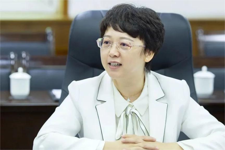 韩庆云代表德兴市委,市政府向航空精密制造业务战略合作协议的成功